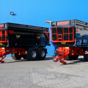 MKR 6000 doposażony w dodatkowy otwór zsypowy boczny oraz plandekę z pomostem roboczym